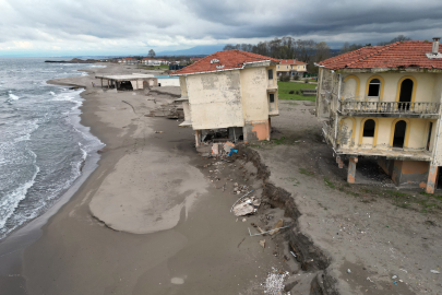Sakarya'da deniz 100 metre içeri girdi, villalar çöktü