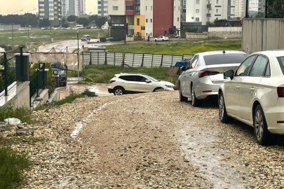Sarıçam’ın Çarkıpare mahallesinde bozuk yollar asfalt bekliyor