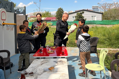 Toprakkale’de özel öğrencilerden polislere çiçekli sürpriz