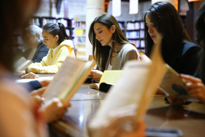 Adana’da 181 yıllık kilisede kitap buluşması: Kadınlar “altın günü değil kitap günü” yapıyor