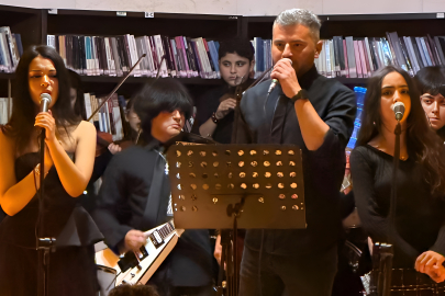 Adana’da gençlerden kütüphanede rock performansı
