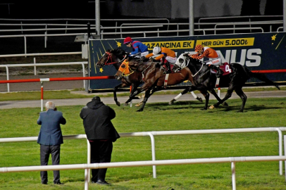 Adana'da Polis Haftası kapsamında düzenlenen "Adana Emniyet Koşusu" nefes kesti