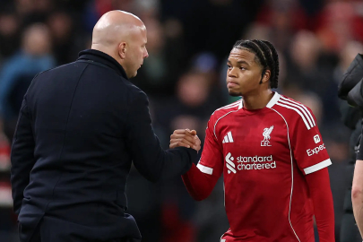 Arne Slot'tan Liverpool'un genç yeteneği Rio Ngumoha'ya Mohamed Salah benzetmesi