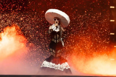 Hande Yener yeni imajıyla gündemde: Saçlarını kazıttı, sosyal medya ikiye bölündü