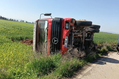 Hatay'da sürücüsünün kontrolünden çıkan tır kaza yaptı