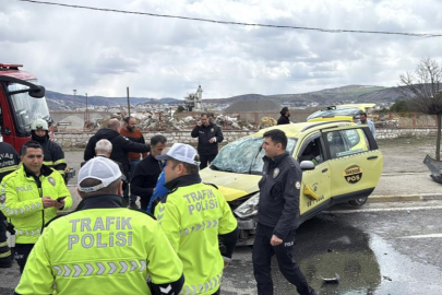 Sivas’ta Sivasspor altyapı futbolcularını taşıyan taksi ile otomobil çarpıştı: 6 yaralı