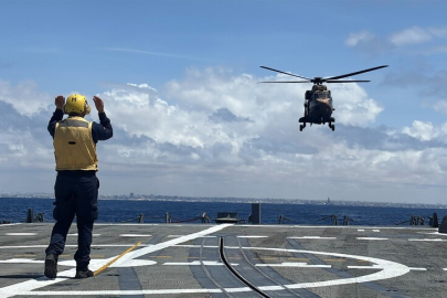 Açık denizde nefes kesen tatbikat: Türk pilotlardan kusursuz iniş