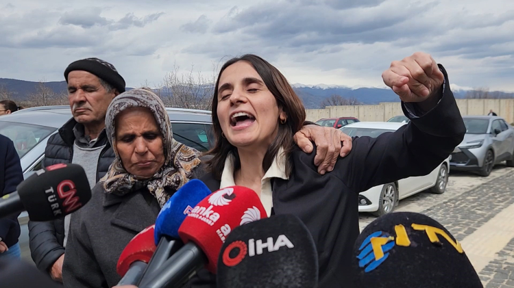 Gülistan Doku'nun ailesinden adliye önünde açıklama 6 yıldır biz biliyoruz. Ne gündüzümüz gündüz, ne gecemiz gece 2