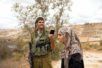 L'Espresso dergisi Batı Şeria'daki o kareyi kapağına taşıdı: İsrailli yerleşimcinin Filistinli kadınla alay ettiği anlar gündemde