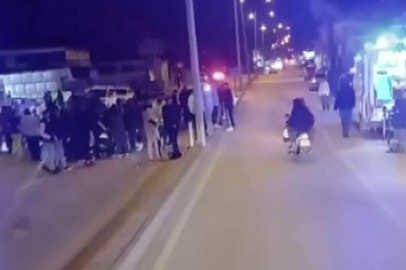 Otomobille çarpışan motosikletteki 2 kişi metrelerce havaya uçtu