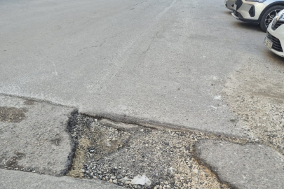 Seyhan’ın Sümer Mahallesi’nde bozuk yol sürücülere zor anlar yaşatıyor