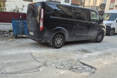 Seyhan’ın Sümer Mahallesi’nde bozuk yol sürücülere zor anlar yaşatıyor