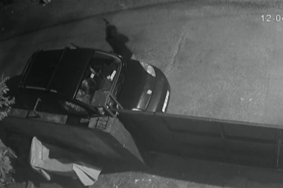 Adana’da korku dolu anlar! Kasklı saldırgan müstakil eve tüfekle ateş açtı