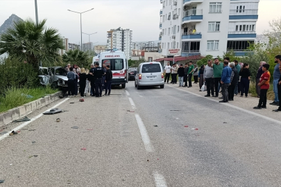 Adana'da refüjdeki ağaçlara çarpan otomobildeki 3 kişi yaralandı