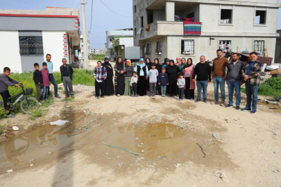 Adana’da yıllardır yapılmayan yol tepki çekti: Mahalle sakinleri eylem yaptı
