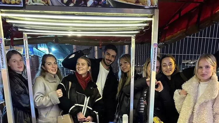 Yakışıklı mısırcı Alper Temel kimdir Karaköy iskelesindeki mısırcı nasıl fenomen oldu Alper Temel aslen nereli ve kaç yaşında 2