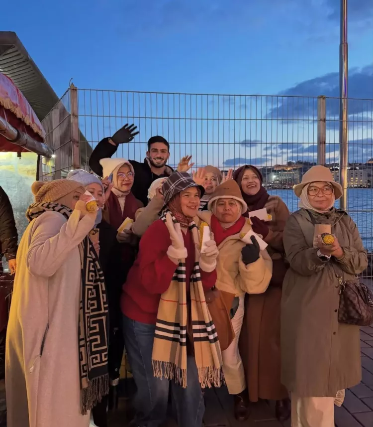 Yakışıklı mısırcı Alper Temel kimdir Karaköy iskelesindeki mısırcı nasıl fenomen oldu Alper Temel aslen nereli ve kaç yaşında 3