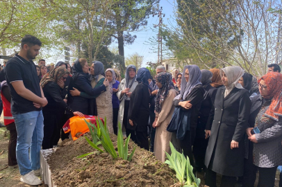 Kahramanmaraş’ta silahlı saldırıda hayatını kaybeden Adnan’ın mezarına sevdiği Galatasaray forması bırakıldı