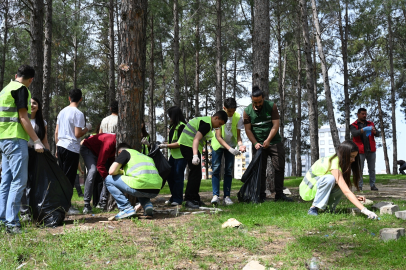 Osmaniye'de Yeşilay gönüllüleri, şehit aileleri ve öğrencilerle çevre temizliği yaptı