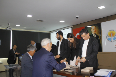 Adana Büyükşehir Belediye Meclisi’nde seçim yapıldı: Yeni komisyon üyeleri belirlendi