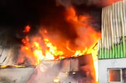 Adana'da geri dönüşüm fabrikasında yangın çıktı