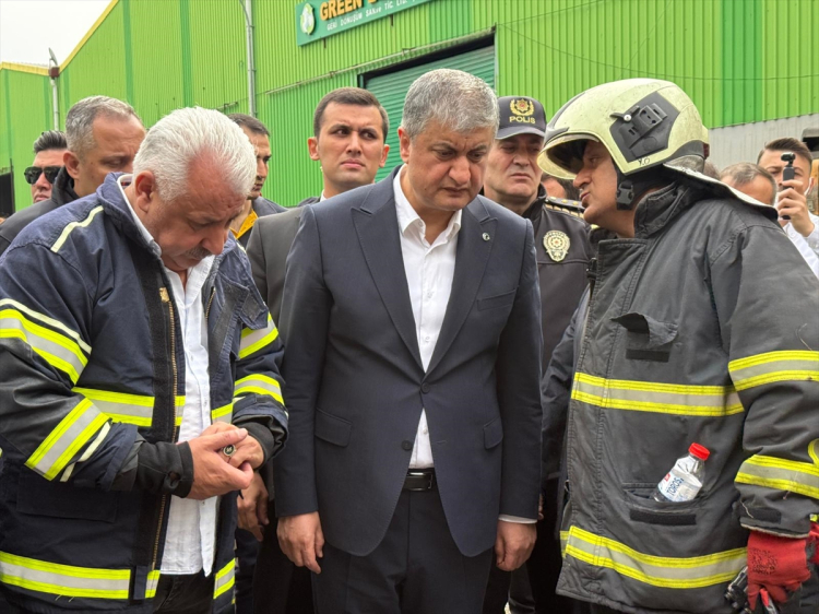 Adana'da geri dönüşüm fabrikasında yangın çıktı 2