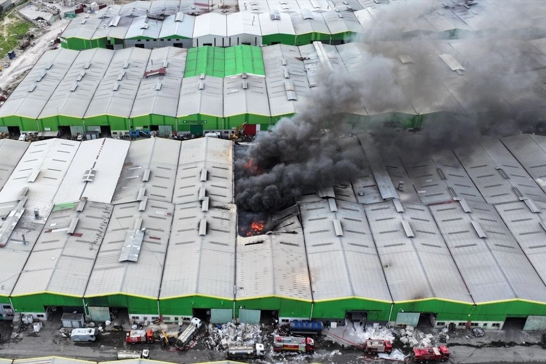 Adana'da geri dönüşüm tesisinde çıkan yangına müdahale ediliyor