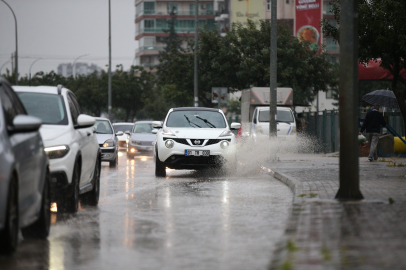 Adana'da sağanak hayatı olumsuz etkiledi