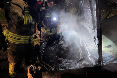 Hatay'da seyir halindeki otomobil alev alev yandı