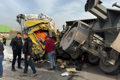 Hatay'da tırların çarpıştığı feci kaza kameraya yansıdı