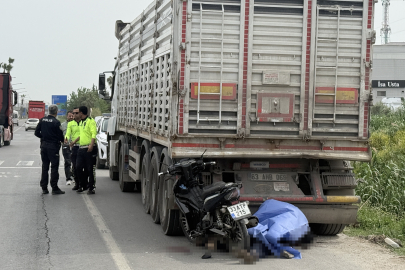 Mersin'de motosiklet park halindeki kamyona çarptı: 80 yaşındaki sürücü yaşamını yitirdi