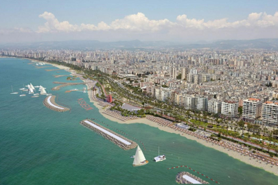 Mersin kent merkezinde 8 kilometrelik kıyı şeridi plaja dönüşüyor