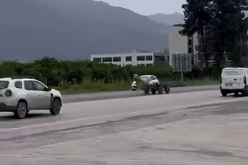 Trafikte panik anları: Kaçak at pistte yarışırcasına ilerledi