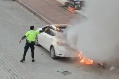 Yanan otomobile ilk müdahaleyi trafik polisi yaptı