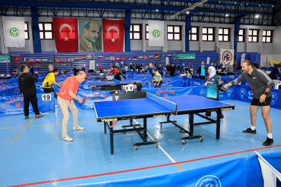 ADANA’DA 13. ULUSLARARASI VETERAN MASA TENİSİ TURNUVASI BAŞLADI