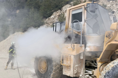 Adana'da iş makinesinde çıkan yangın söndürüldü