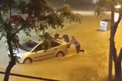 Adana’da şiddetli yağmur cadde ve sokakları göle çevirdi 