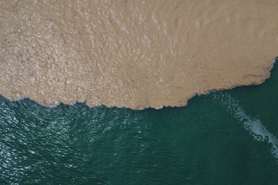 Akdeniz'i kahverengiye bürüdü