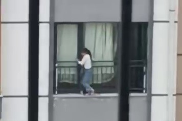 Camdan çıkarak korkulukta gezinen çocuk, yürekleri ağza getirdi