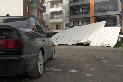 Fırtınanın uçurduğu çatı araçlara zarar verdi: O anlar kamerada