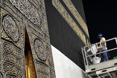 Kâbe’nin örtüsü hac mevsimi öncesi geleneksel uygulamayla yukarı alındı