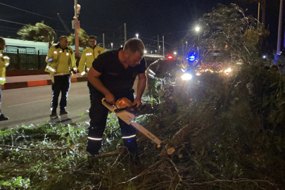 Hatay’da fırtına hayatı felç etti:Tekneler alabora oldu, çatılar uçtu