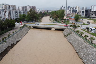Yaylalardaki sel dereleri coşturdu, Akdeniz'i kahverengiye bürüdü