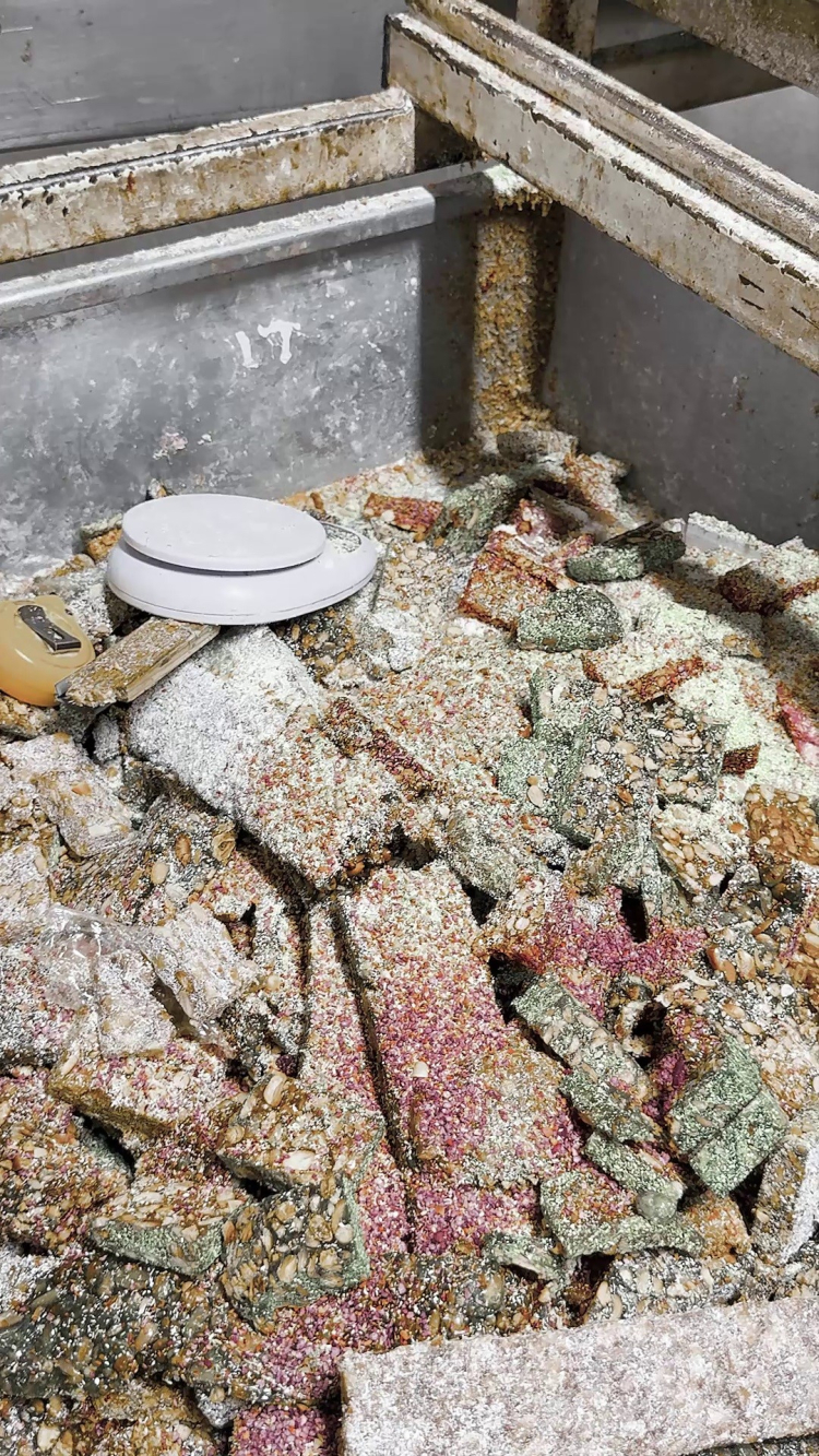 Hatay'da tahliye tebligatı için gidilen adreste kaçak imalathane şoku 3