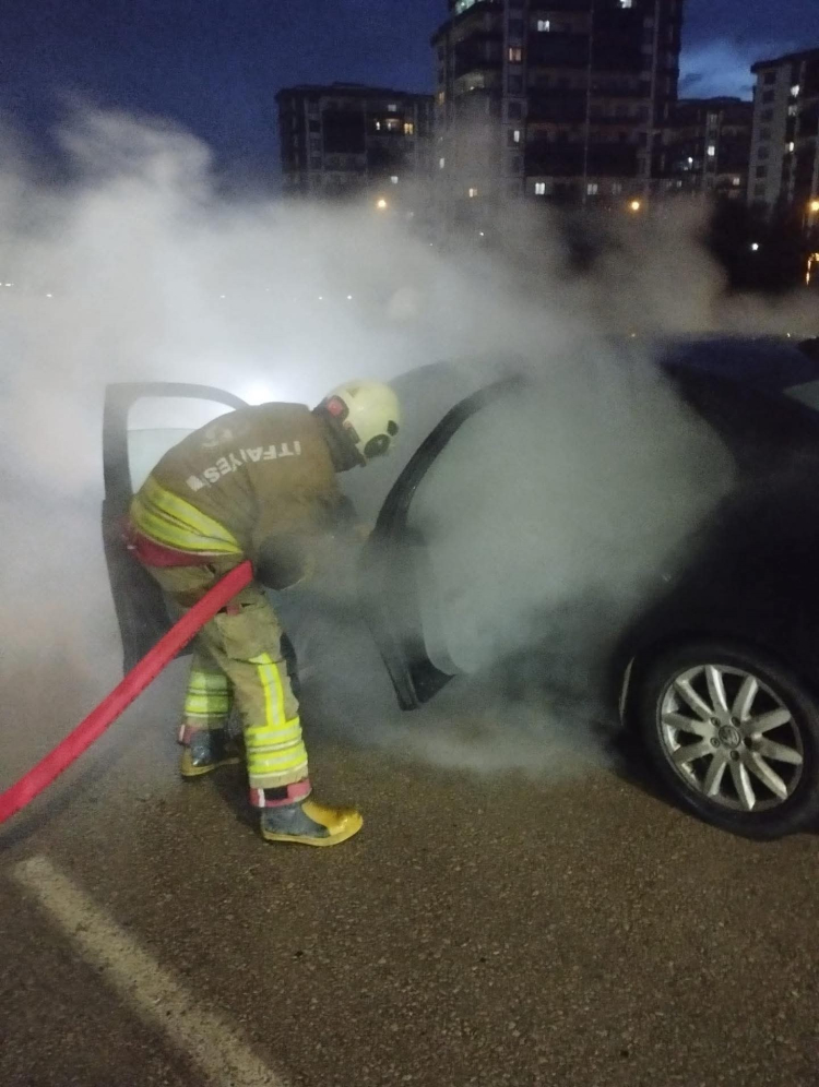 Hatay'da yangın paniği Müstakil ev ve seyir halindeki otomobil alevlere teslim oldu 2