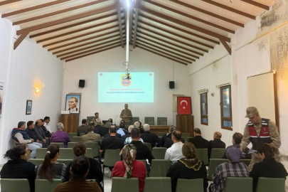 Hatay Defne'de jandarma ekipleri sahada: KADES ve dolandırıcılık yöntemleri anlatıldı