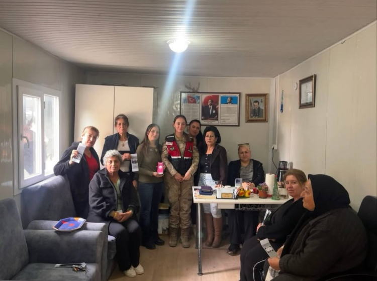 Hatay Defne'de jandarma ekipleri sahada KADES ve dolandırıcılık yöntemleri anlatıldı 2