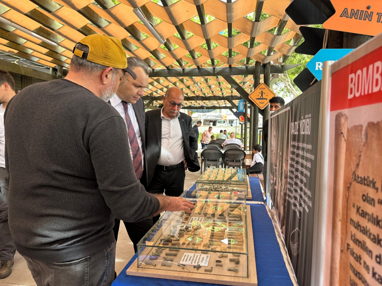 Yumurtalık’ta Çanakkale Gezici Müze Sergisi ziyaretçileri tarihte yolculuğa çıkarttı