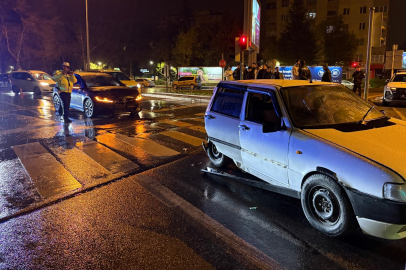 Kayseri'de alkollü sürücü kırmızı ışıkta bekleyen otomobile çarptı: 1 yaralı