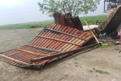 Osmaniye'de sağanak ve fırtına hasara yol açtı: Ahırın çatısı yerinden söküldü